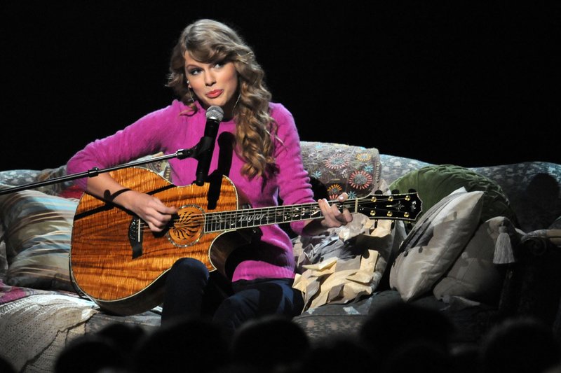 Taylor Swift at 45th Annual CMA Awards — photo 78