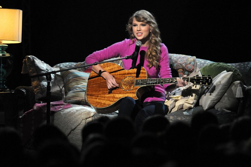 Taylor Swift at 45th Annual CMA Awards — photo 79