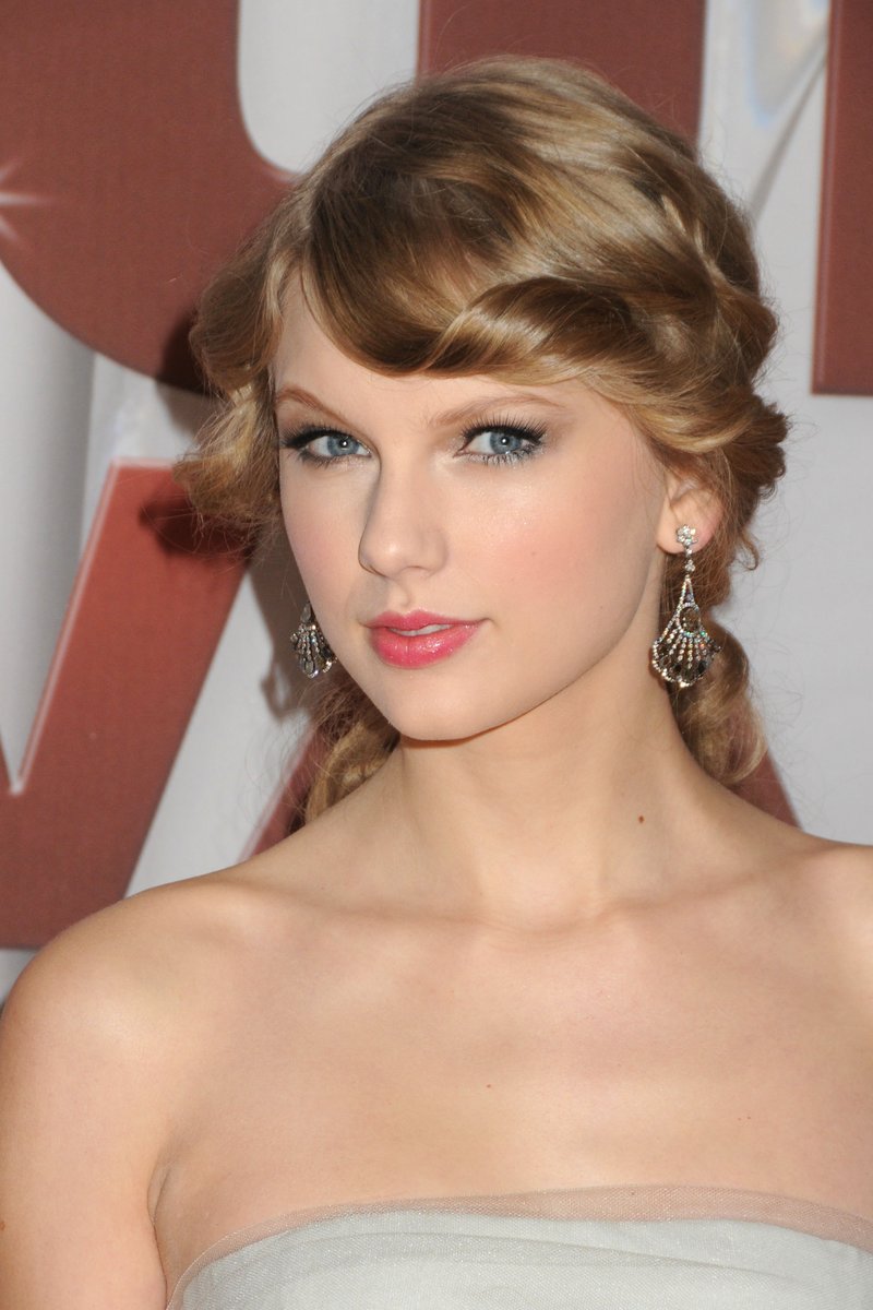 Taylor Swift at 45th Annual CMA Awards — photo 88