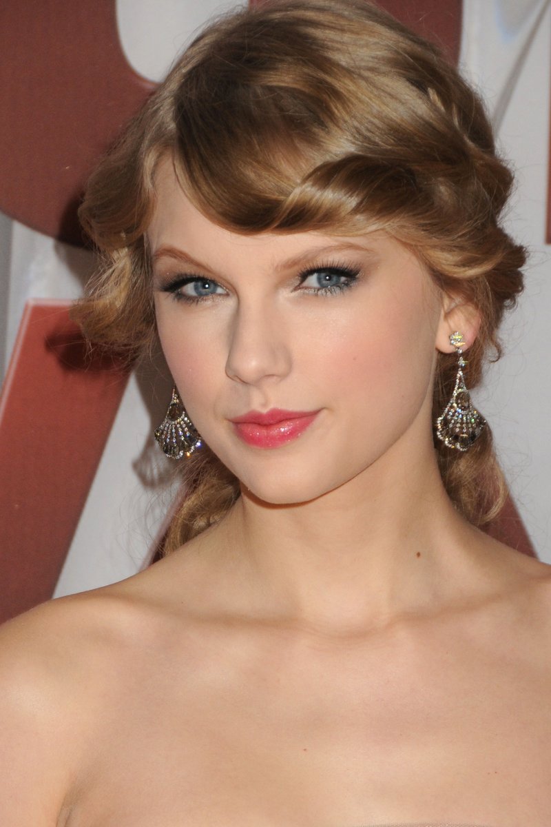 Taylor Swift at 45th Annual CMA Awards — photo 96