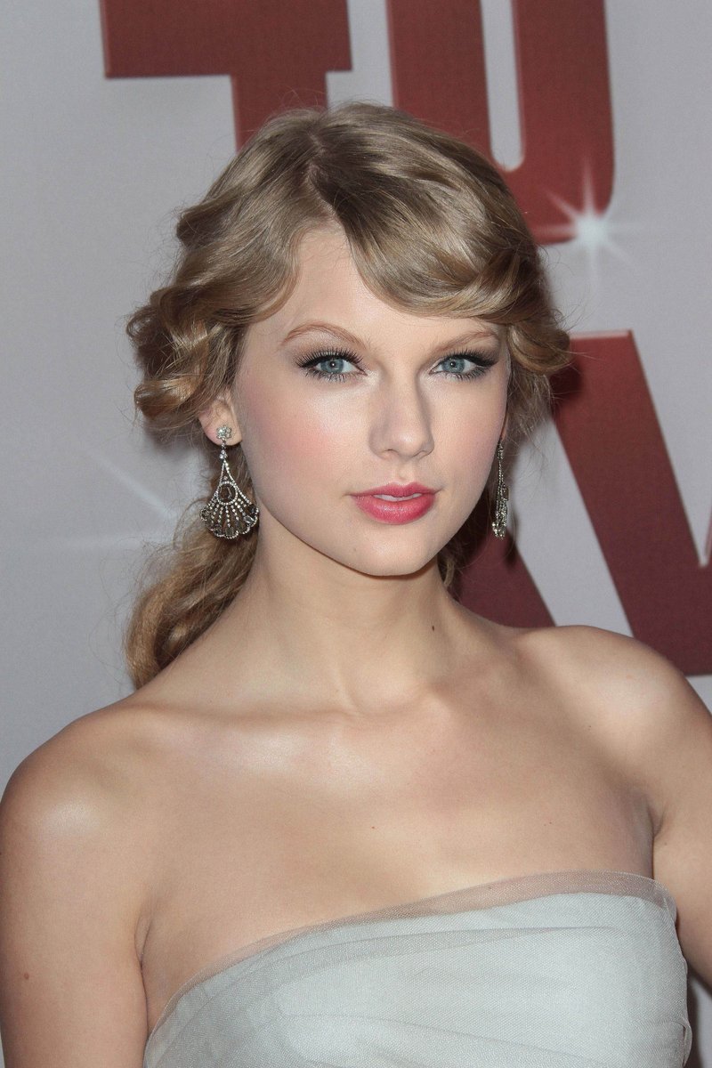 Taylor Swift at 45th Annual CMA Awards — photo 106