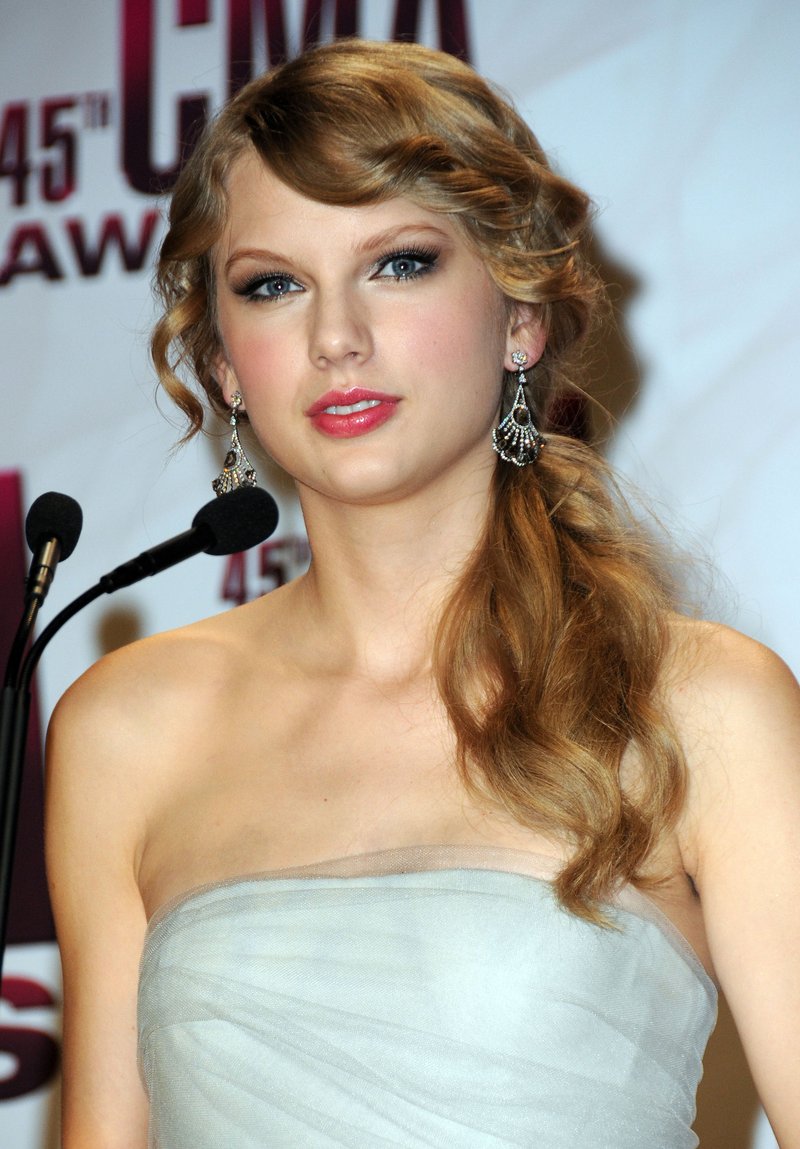 Taylor Swift at 45th Annual CMA Awards — photo 114
