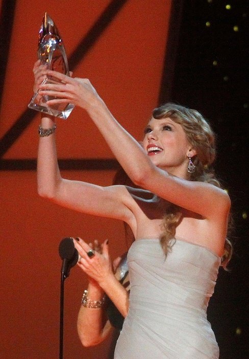 Taylor Swift at 45th Annual CMA Awards — photo 144