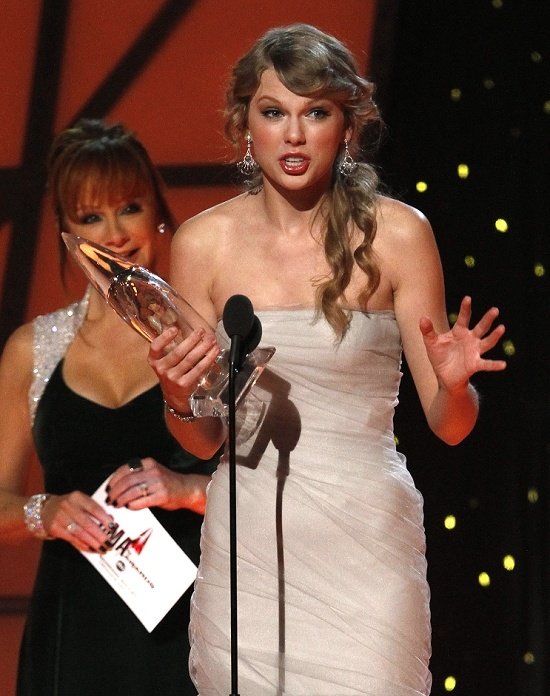 Taylor Swift at 45th Annual CMA Awards — photo 146