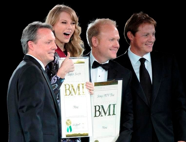 Taylor Swift at 59th Annual BMI Country Awards — photo 17