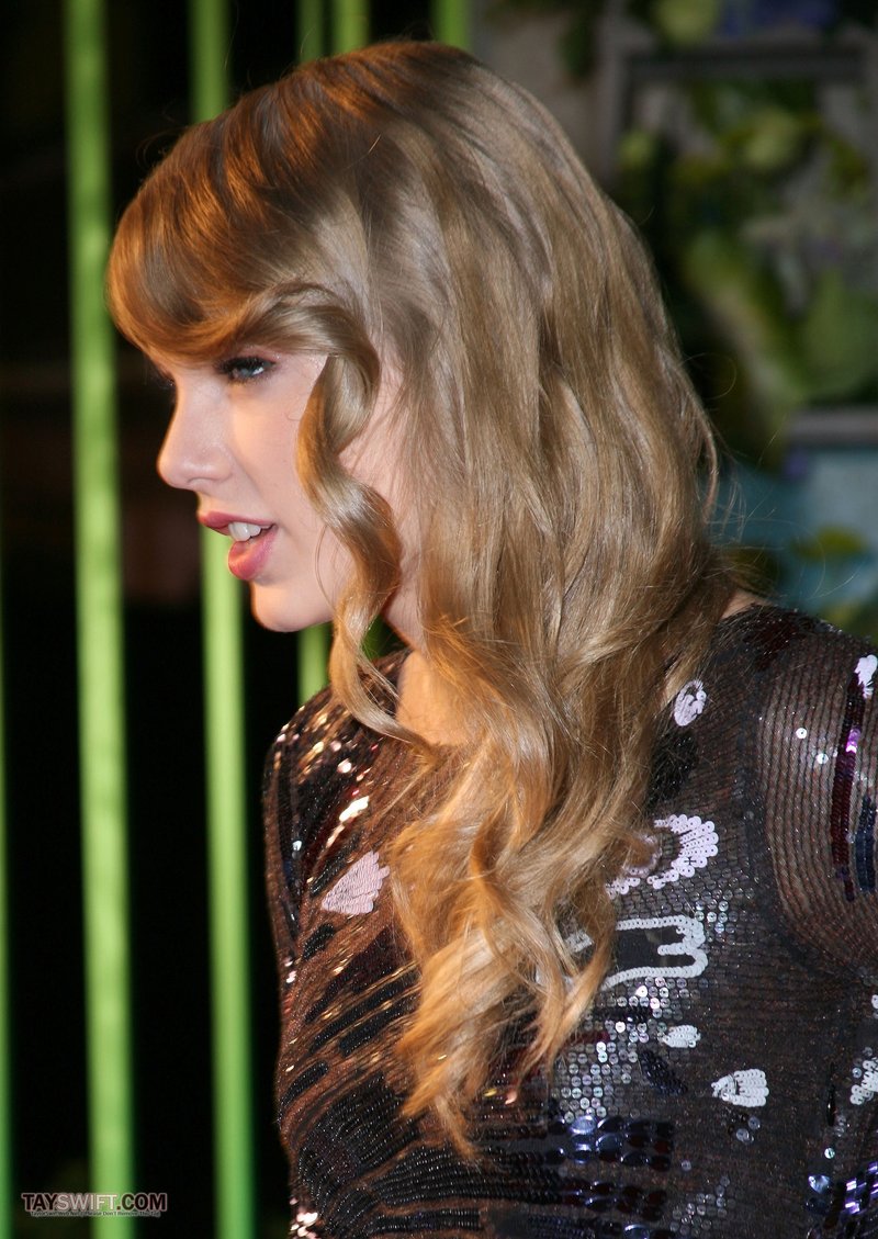 Taylor Swift at 59th Annual BMI Country Awards — photo 33