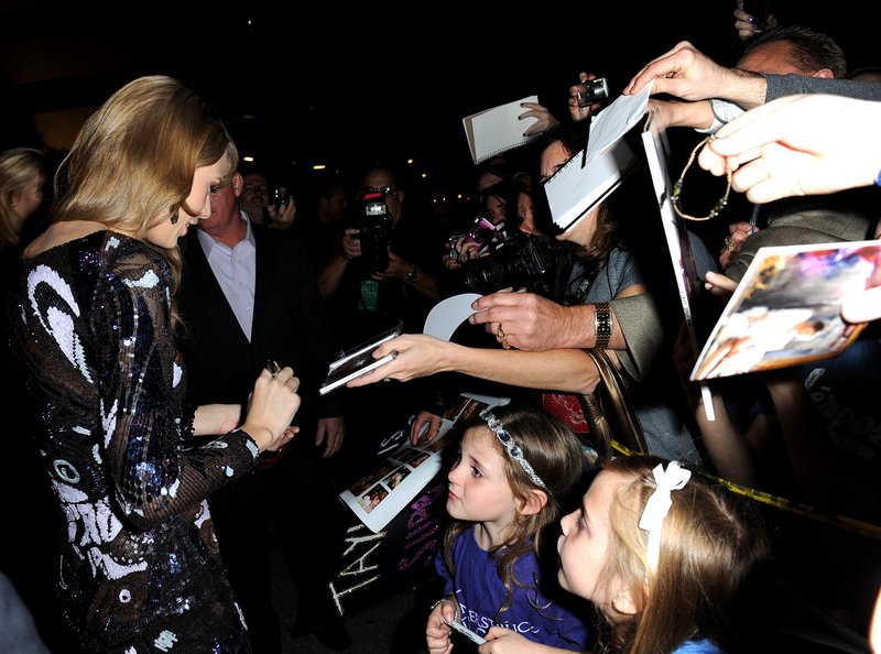 Taylor Swift at 59th Annual BMI Country Awards — photo 35