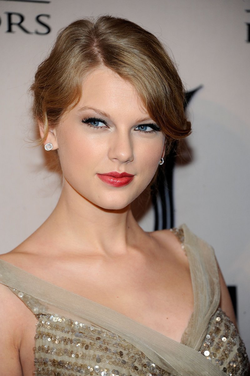 Taylor Swift at 5th Annual ACM Honors — photo 8