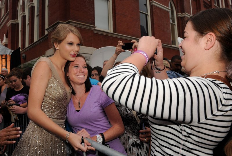 Taylor Swift at 5th Annual ACM Honors — photo 25
