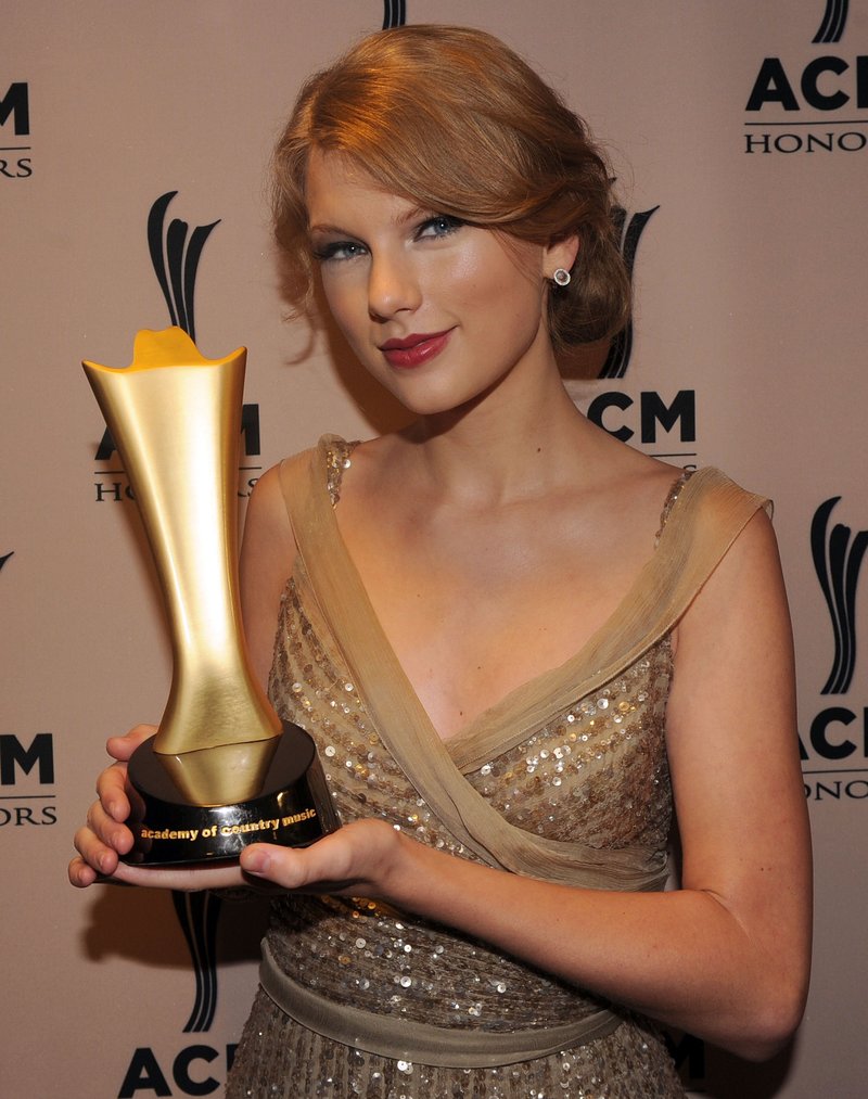 Taylor Swift at 5th Annual ACM Honors — photo 32