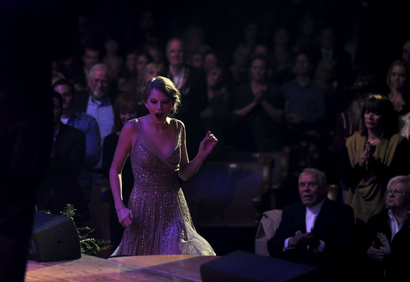 Taylor Swift at 5th Annual ACM Honors — photo 33