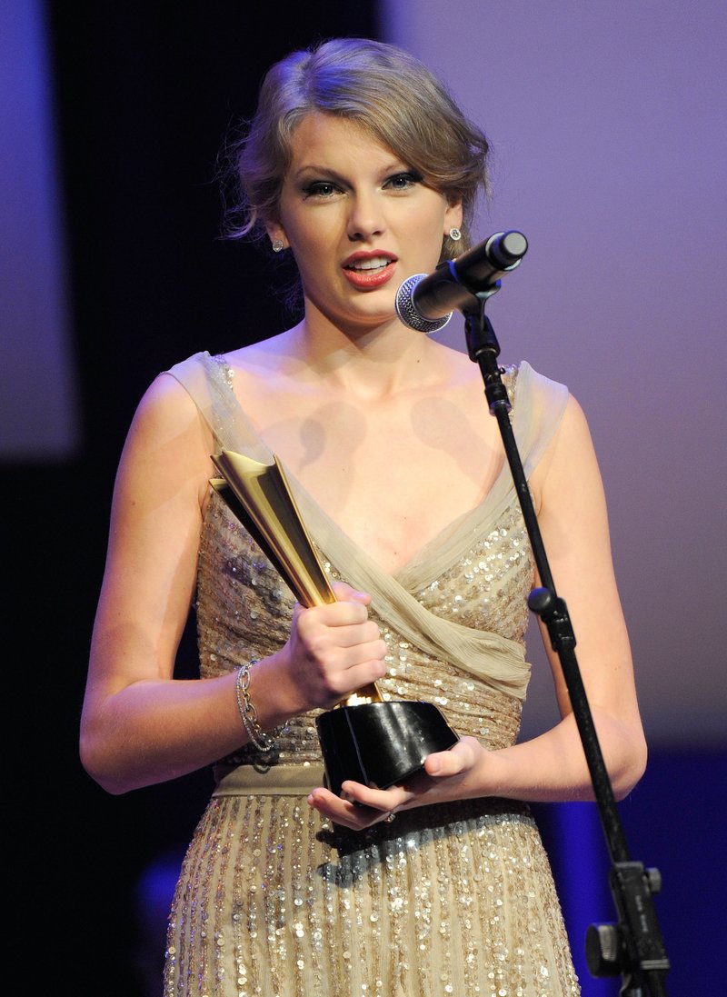 Taylor Swift at 5th Annual ACM Honors — photo 36