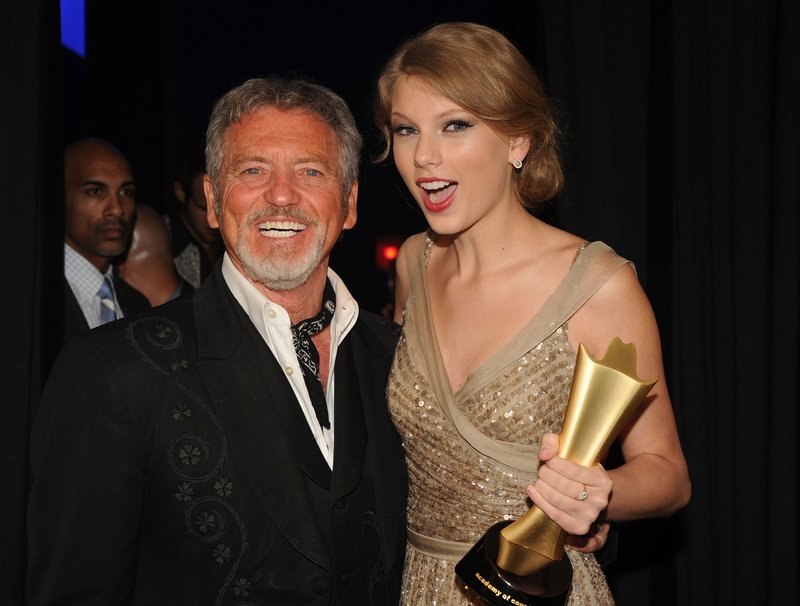 Taylor Swift at 5th Annual ACM Honors — photo 41