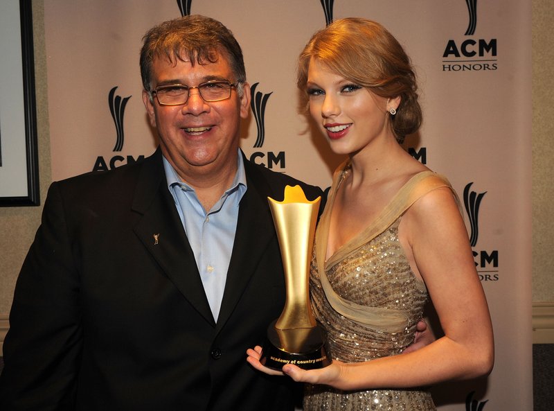 Taylor Swift at 5th Annual ACM Honors — photo 42