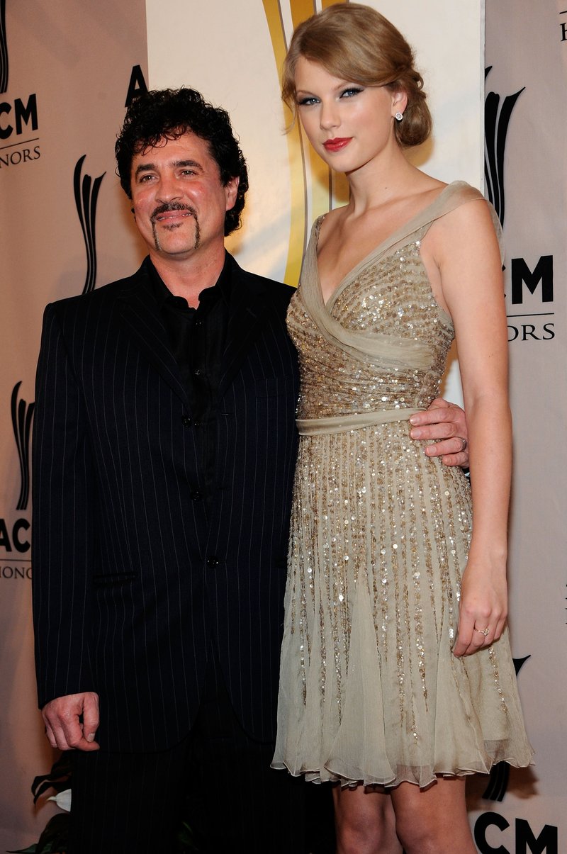 Taylor Swift at 5th Annual ACM Honors — photo 48