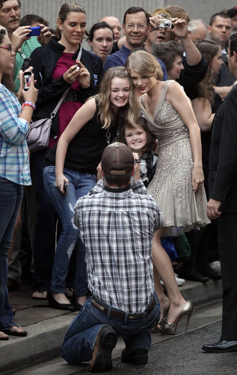 Taylor Swift at 5th Annual ACM Honors — photo 105