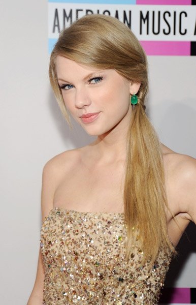 Taylor Swift at 2011 American Music Awards — photo 9