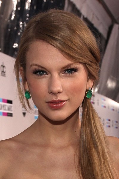 Taylor Swift at 2011 American Music Awards — photo 11