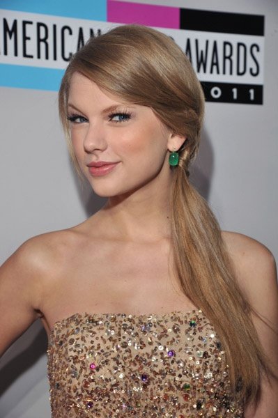 Taylor Swift at 2011 American Music Awards — photo 32