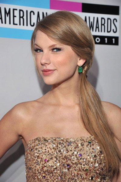 Taylor Swift at 2011 American Music Awards — photo 42