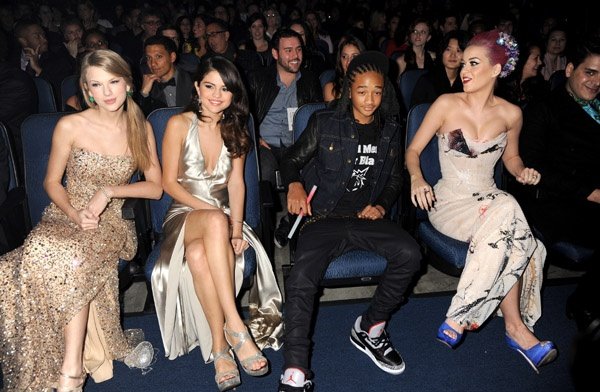 Taylor Swift at 2011 American Music Awards — photo 291