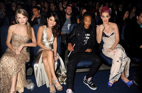 Taylor Swift at 2011 American Music Awards — photo 294