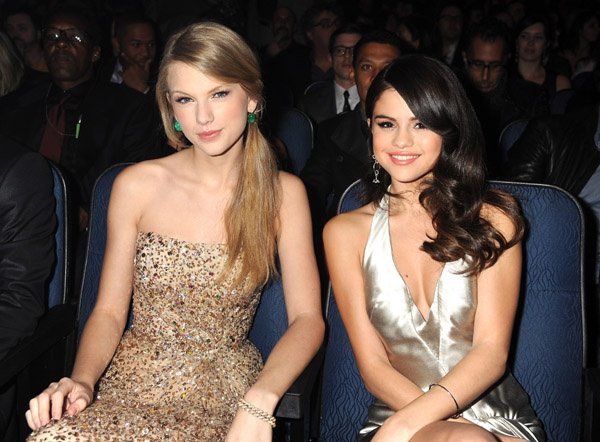Taylor Swift at 2011 American Music Awards — photo 301