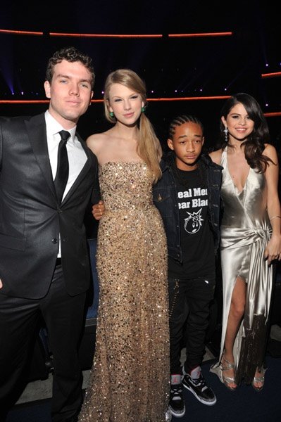 Taylor Swift at 2011 American Music Awards — photo 316