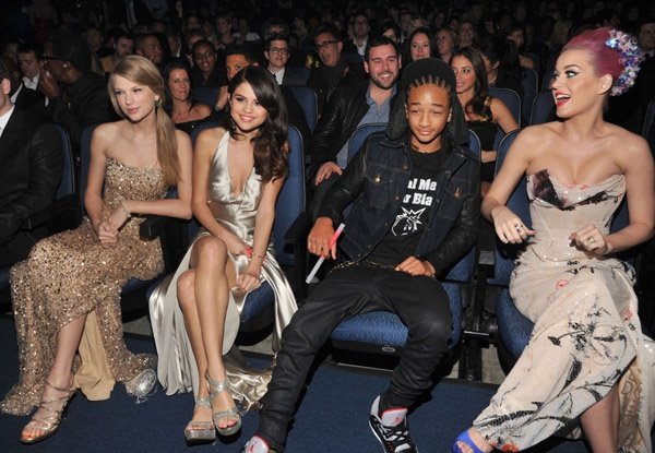 Taylor Swift at 2011 American Music Awards — photo 324