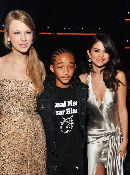 Taylor Swift at 2011 American Music Awards — photo 336