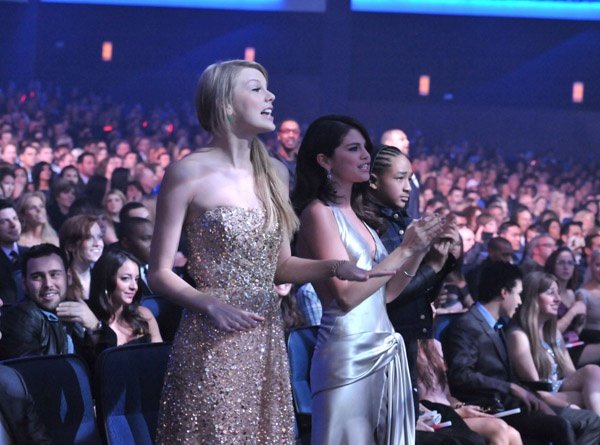 Taylor Swift at 2011 American Music Awards — photo 360