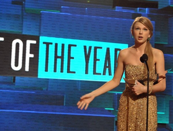 Taylor Swift at 2011 American Music Awards — photo 377