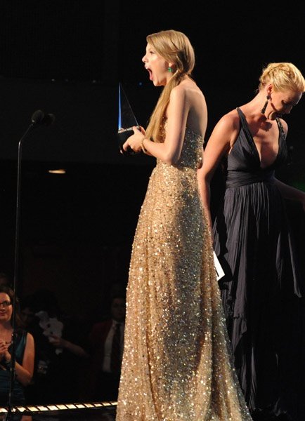 Taylor Swift at 2011 American Music Awards — photo 409