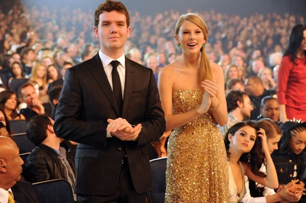 Taylor Swift at 2011 American Music Awards — photo 415
