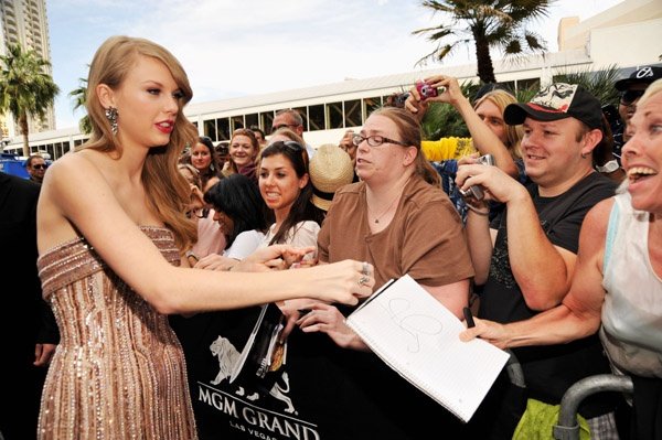 Taylor Swift at 2011 Billboard Music Awards — photo 27