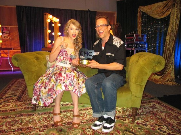 Taylor Swift at 2011 CMC Music Awards — photo 3