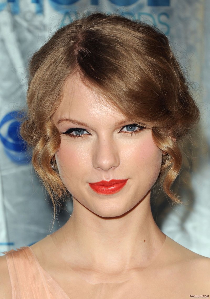 Taylor Swift at 2011 People's Choice Awards — photo 3