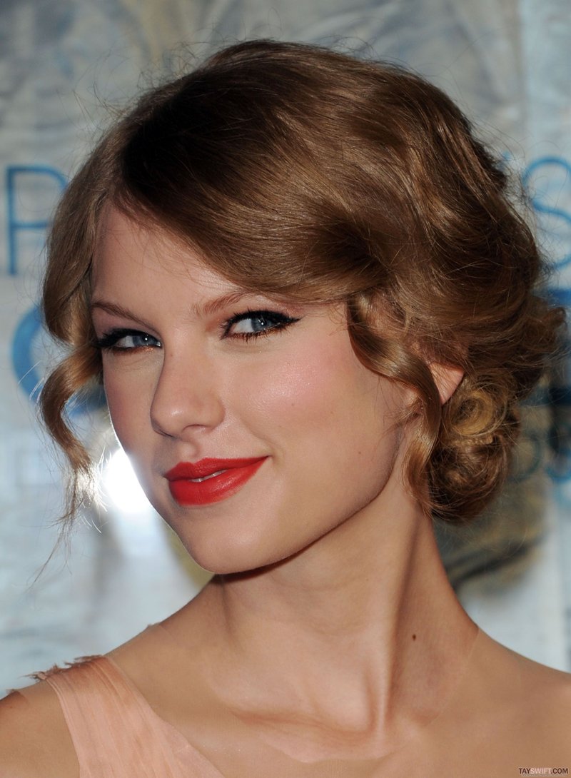 Taylor Swift at 2011 People's Choice Awards — photo 4