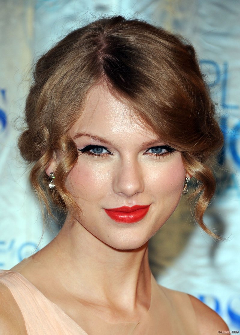 Taylor Swift at 2011 People's Choice Awards — photo 5