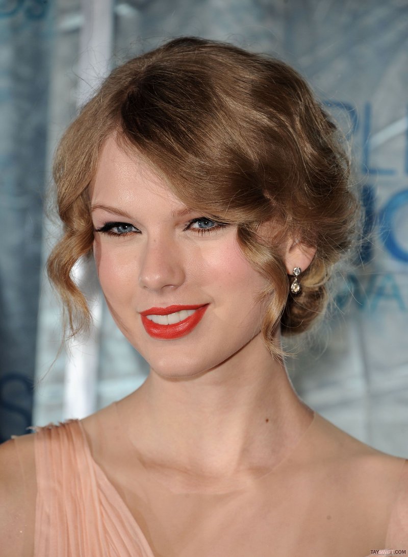 Taylor Swift at 2011 People's Choice Awards — photo 6