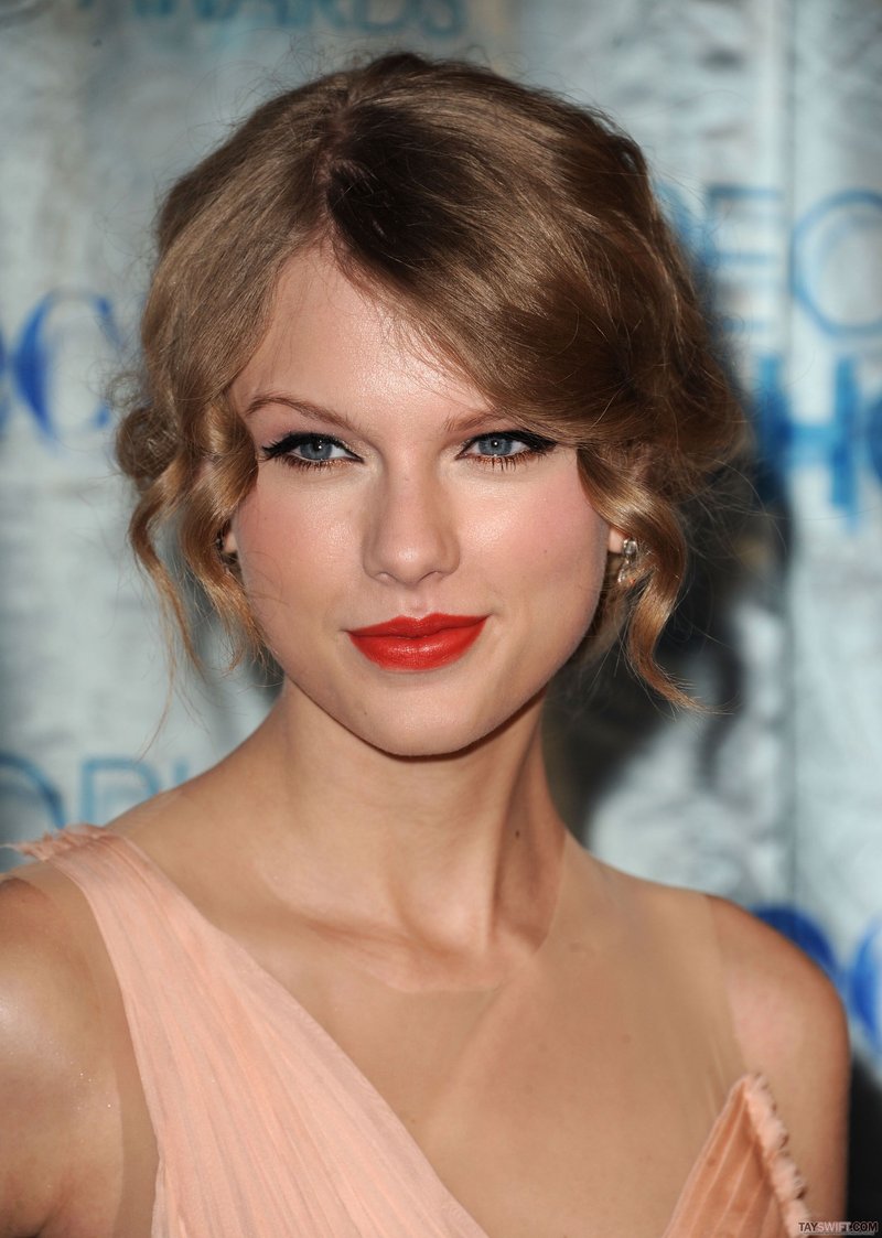 Taylor Swift at 2011 People's Choice Awards — photo 8