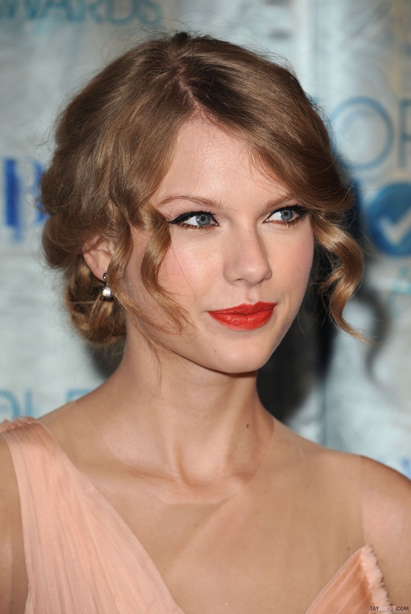 Taylor Swift at 2011 People's Choice Awards — photo 9