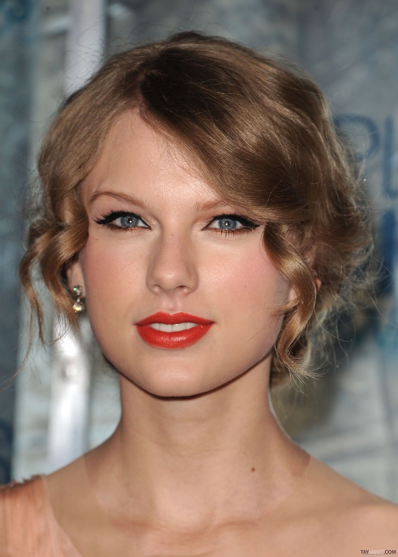 Taylor Swift at 2011 People's Choice Awards — photo 11