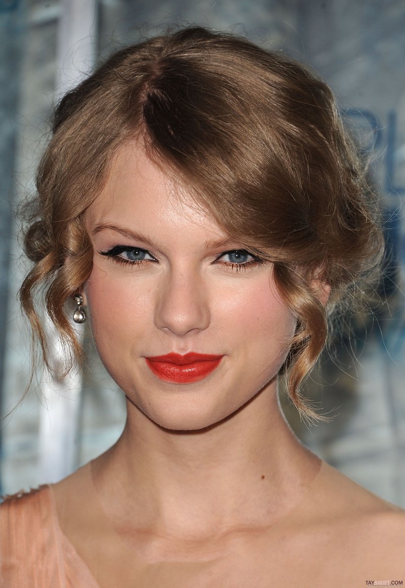 Taylor Swift at 2011 People's Choice Awards — photo 12