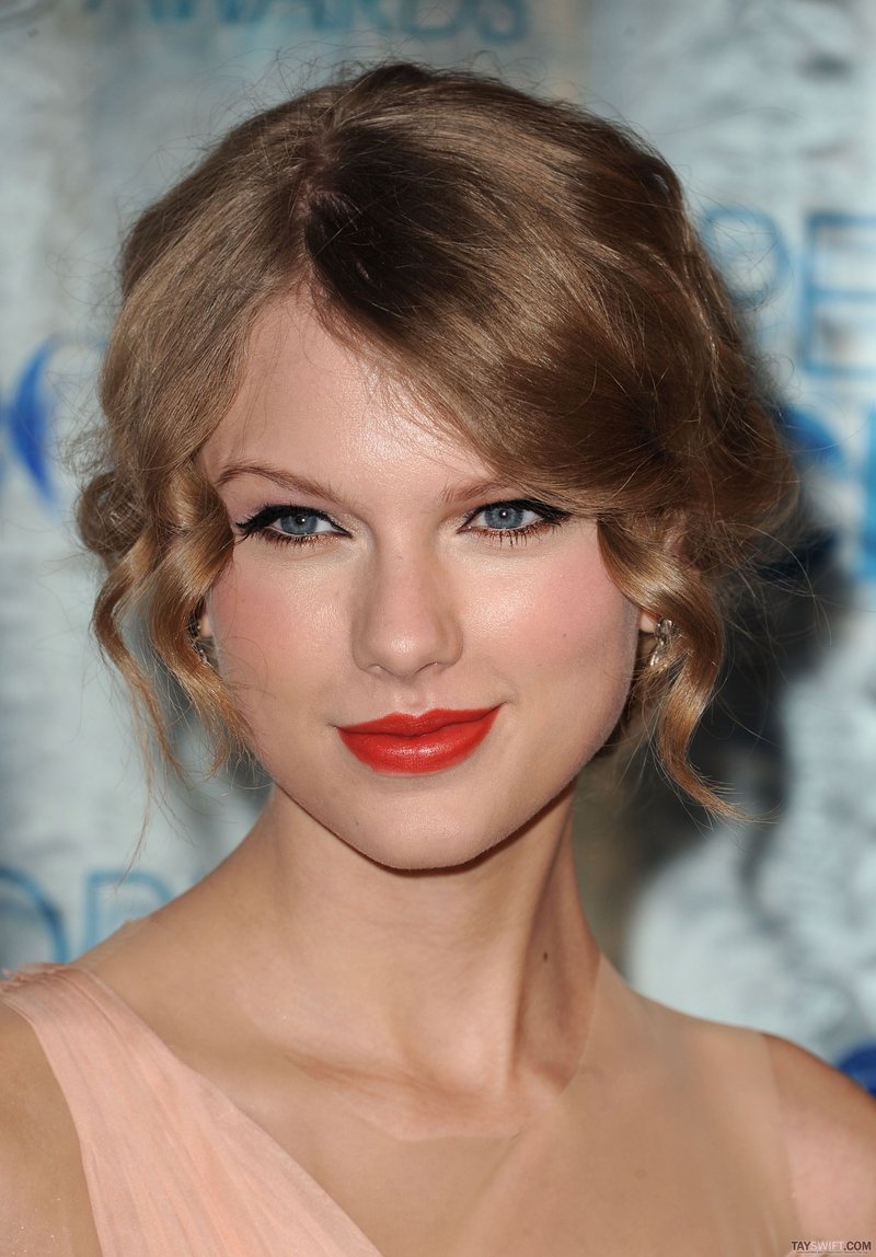 Taylor Swift at 2011 People's Choice Awards — photo 13