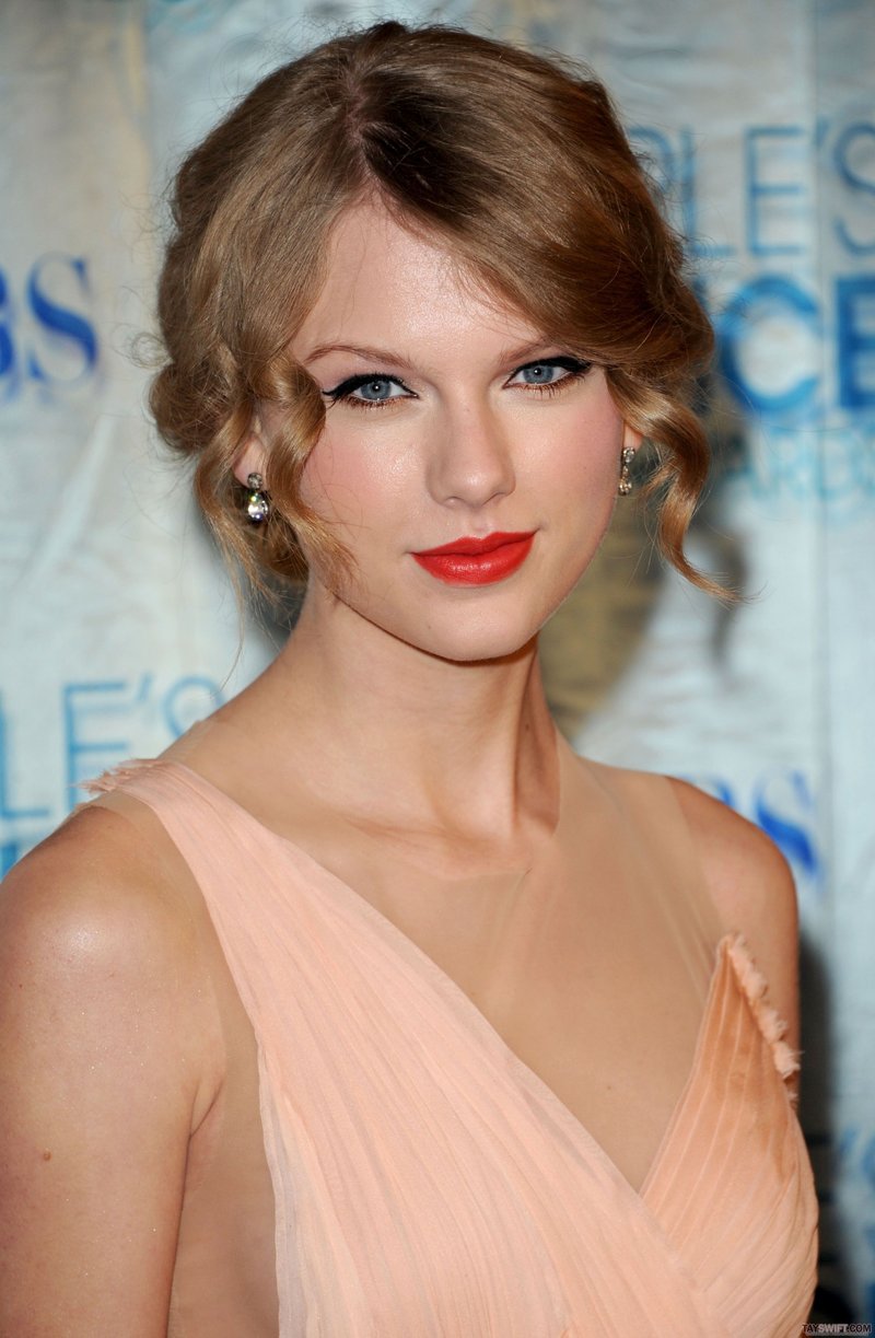 Taylor Swift at 2011 People's Choice Awards — photo 14