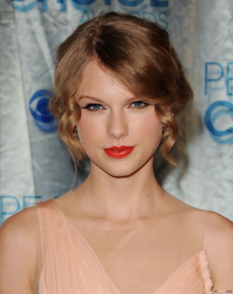 Taylor Swift at 2011 People's Choice Awards — photo 15