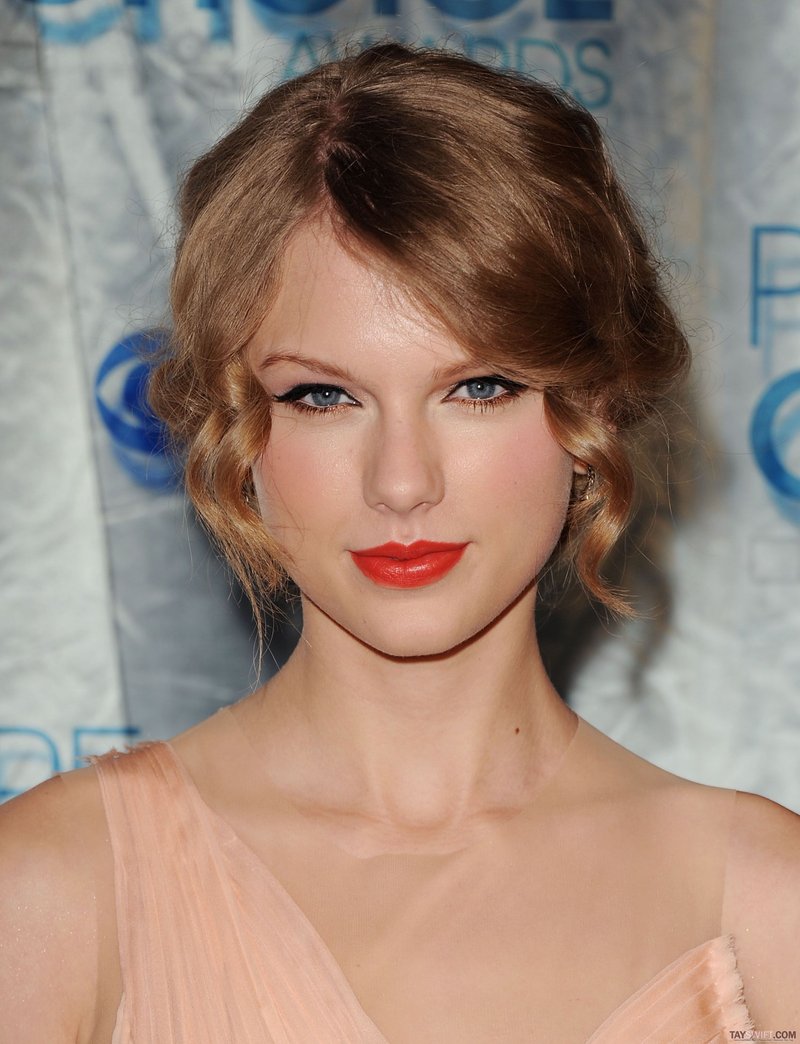 Taylor Swift at 2011 People's Choice Awards — photo 16