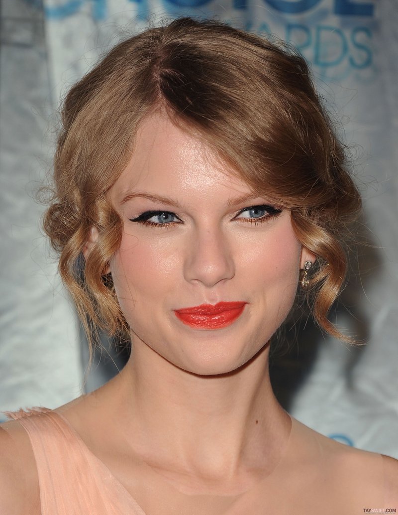Taylor Swift at 2011 People's Choice Awards — photo 18