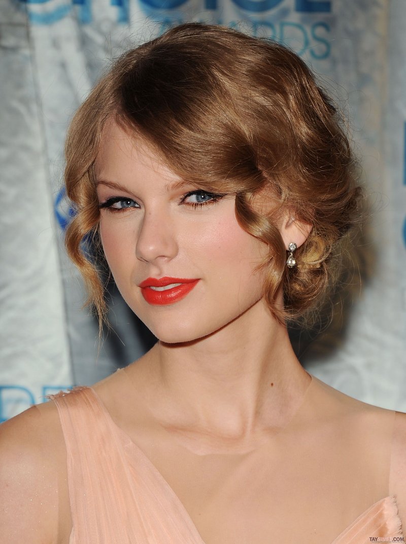Taylor Swift at 2011 People's Choice Awards — photo 21